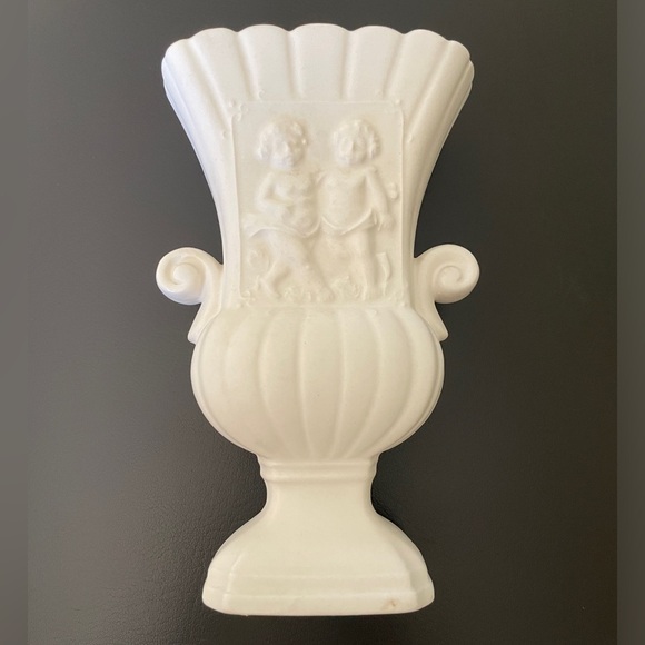 Vintage White Vase With cherubs Made In China Matt Glaze - Picture 2 of 8